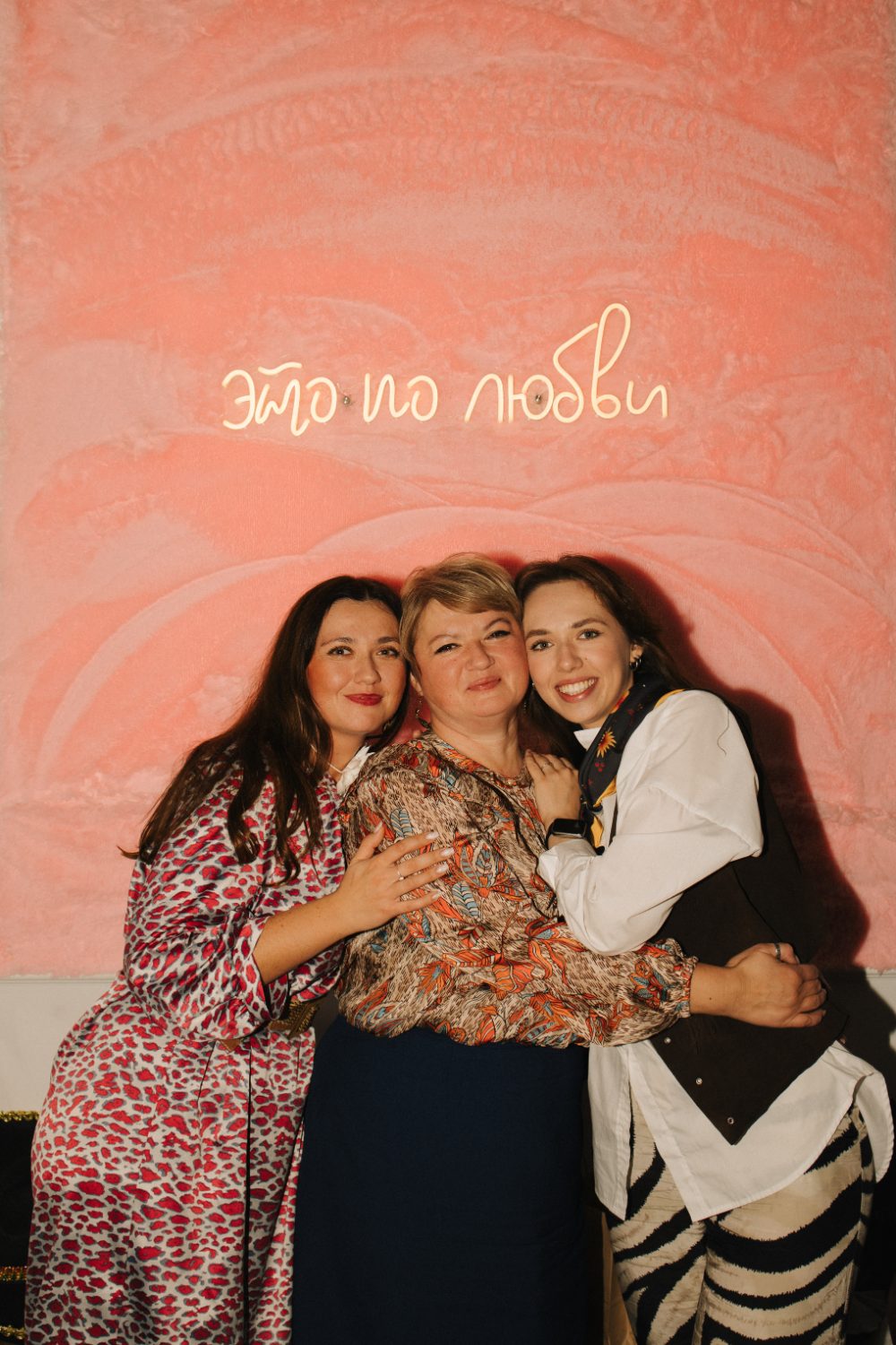 Три подруги у неона