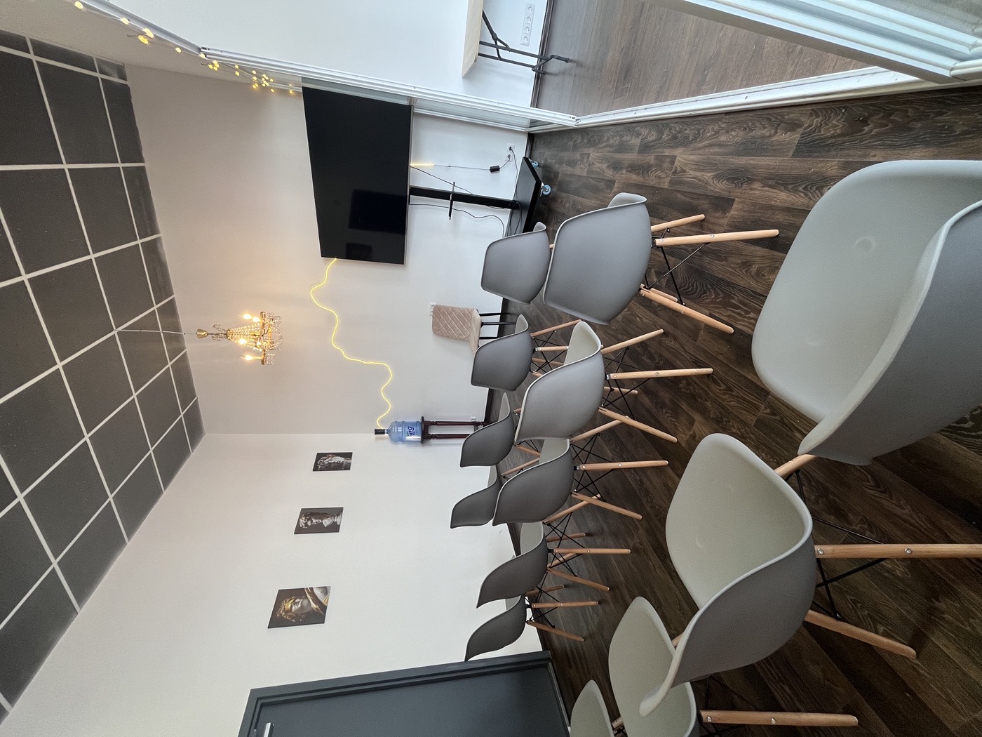 Хрустальная люстра с неоновой волной жёлтого света на стене