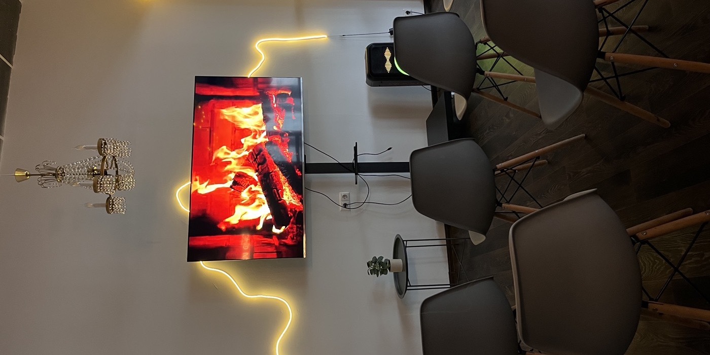 Пространство Room Euphoria — стол с стульями, хрустальная люстра, неоновая подсветка, зеркальная стена