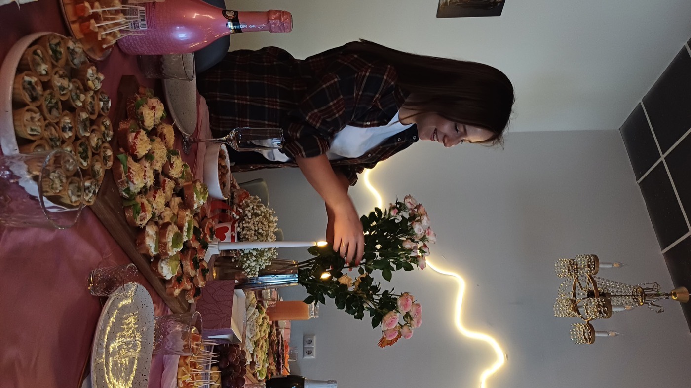 Подготовка праздничного стола — канапе, розы, свечи, хрустальная люстра и неоновая подсветка